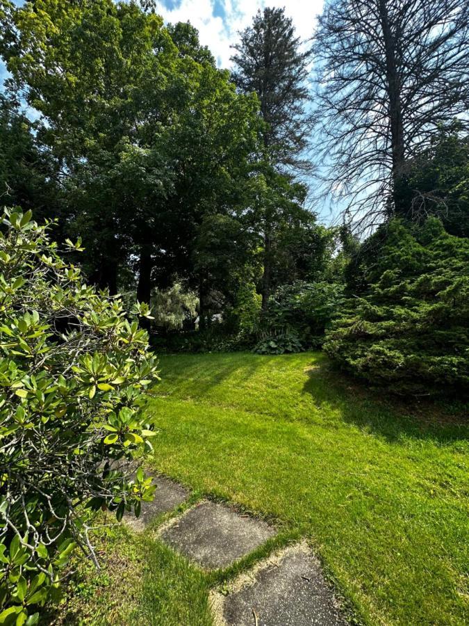 Cute Cape Cod Style Home Питсфилд Экстерьер фото