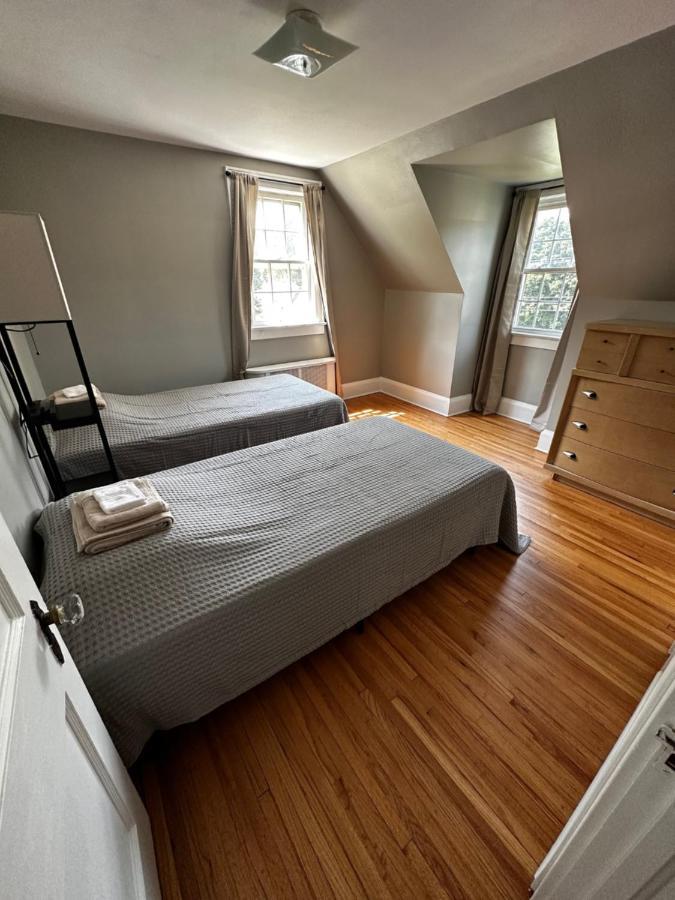 Cute Cape Cod Style Home Питсфилд Экстерьер фото