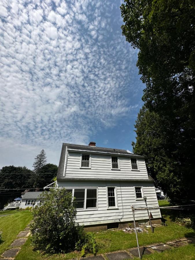 Cute Cape Cod Style Home Питсфилд Экстерьер фото