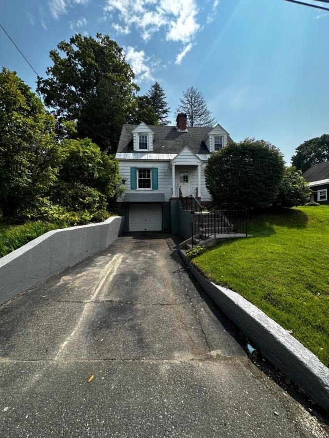 Cute Cape Cod Style Home Питсфилд Экстерьер фото
