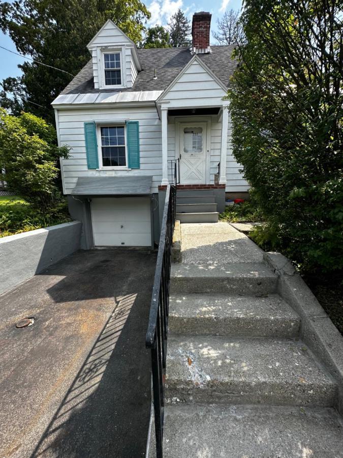 Cute Cape Cod Style Home Питсфилд Экстерьер фото